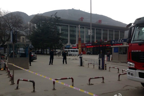 5月22日下午4点多，兰州火车站发现疑似爆炸物，当地武警、公安及消防正在现场处置，目前火车站广场已全部警戒。    图片来源@记者马骏