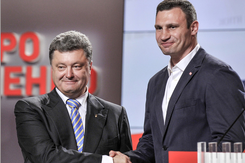 当地时间2014年5月25日，乌克兰大选投票站民调显示，被称为“巧克力大王”的乌克兰巨富、发展改革党候选人波罗申科在总统大选中击败包括前任总理季莫申科在内的多名竞争对手获胜，波罗申科第一轮得票超过55%，远远超过其他竞选对手。波罗申科在随后的电视讲话中宣布胜选，并表示当选总统后，他的首要使命是让乌克兰“结束战争、带来和平”，他并强调，乌克兰永远不承认克里米亚公投的结果。    东方IC  