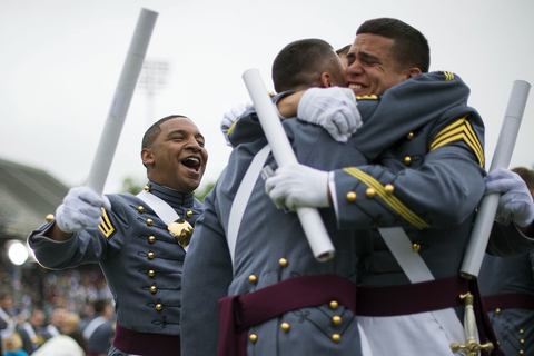 当地时间2014年5月28日，美国纽约，总统奥巴马出席西点军校毕业典礼并发表演讲，称美国打算成为未来100年内的世界领袖，毕业学员们在典礼上抛帽子庆祝。   CFP 