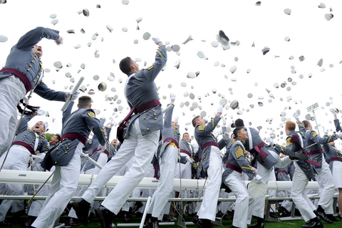 当地时间2014年5月28日，美国纽约，总统奥巴马出席西点军校毕业典礼并发表演讲，称美国打算成为未来100年内的世界领袖，毕业学员们在典礼上抛帽子庆祝。   CFP 