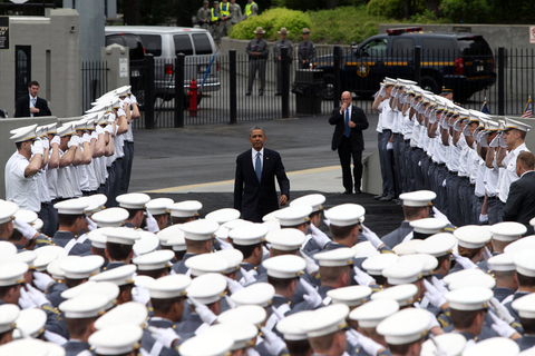 当地时间2014年5月28日，美国纽约，总统奥巴马出席西点军校毕业典礼并发表演讲，称美国打算成为未来100年内的世界领袖，毕业学员们在典礼上抛帽子庆祝。   CFP 