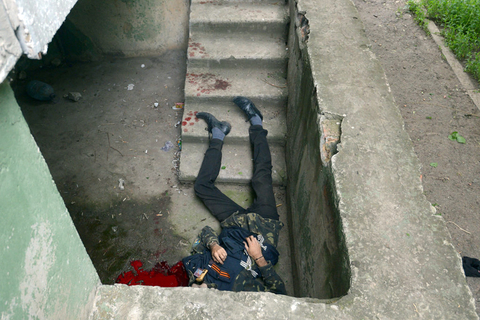 当地时间2014年6月2日，乌克兰卢甘斯克州，乌克兰空军轰炸机向卢甘斯克州政府大楼投掷了集束炸弹，造成5名平民死亡，多名武装人员受伤。    rna/CFP