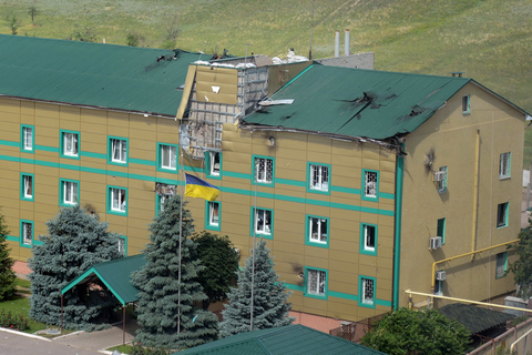 当地时间2014年6月2日，乌克兰卢甘斯克州，乌克兰空军轰炸机向卢甘斯克州政府大楼投掷了集束炸弹，造成5名平民死亡，多名武装人员受伤。    rna/CFP