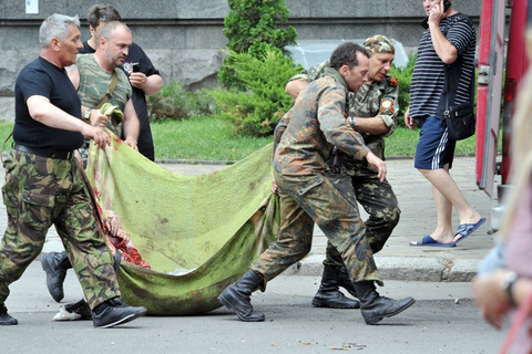 当地时间2014年6月2日，乌克兰卢甘斯克州，乌克兰空军轰炸机向卢甘斯克州政府大楼投掷了集束炸弹，造成5名平民死亡，多名武装人员受伤。    rna/CFP