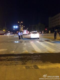 2014年6月10日晚八8，义乌市佛堂镇义南工业区华义制药公司锅炉发生爆炸 据群众目测，有大面积的火光，义乌市的两个消防中队以及五个专职消防队赶赴现场，金华消防支队增派金东，特情，东阳等消防队增援，目前火灾仍在扑救中，燃烧物质有化学品可能有危险，请群众撤离周边的确，并听从警方指挥避险，三人受伤。    图片来源网络