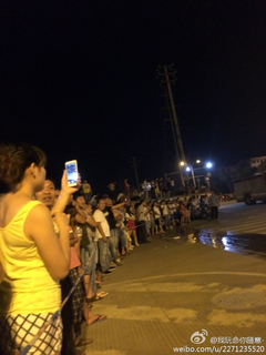 2014年6月10日晚八8，义乌市佛堂镇义南工业区华义制药公司锅炉发生爆炸 据群众目测，有大面积的火光，义乌市的两个消防中队以及五个专职消防队赶赴现场，金华消防支队增派金东，特情，东阳等消防队增援，目前火灾仍在扑救中，燃烧物质有化学品可能有危险，请群众撤离周边的确，并听从警方指挥避险，三人受伤。    图片来源网络