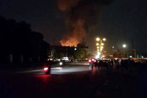 2014年6月10日晚八8，义乌市佛堂镇义南工业区华义制药公司锅炉发生爆炸 据群众目测，有大面积的火光，义乌市的两个消防中队以及五个专职消防队赶赴现场，金华消防支队增派金东，特情，东阳等消防队增援，目前火灾仍在扑救中，燃烧物质有化学品可能有危险，请群众撤离周边的确，并听从警方指挥避险，三人受伤。    图片来源网络