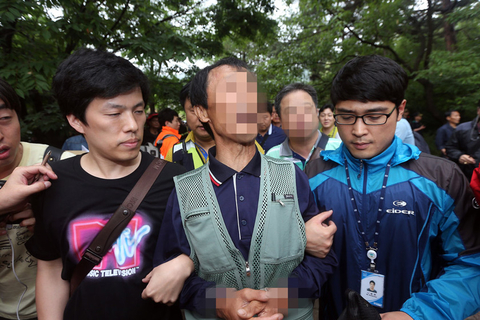 当地时间2014年6月11日，韩国首尔，6000多名警察强行进入首尔附近一个宗教团体内，以搜捕在韩国沉船事故中潜逃的涉事船主俞炳彦。据了解，72岁的船主俞炳彦是一名宗教领袖。警方搜捕时，这个宗教团体的人员在入口处设置了路障，但并未能成功。俞炳彦涉嫌贪污、渎职和逃税漏税，在“世越号”沉船事故发生后，其贪污腐败行为被曝光，此后俞炳彦开始潜逃，至今下落不明。     CFP