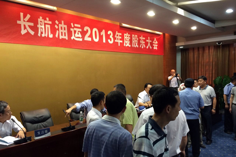 6月12日上午，中国首家退市央企——长航油运举行了2013年度股东大会。然而会议一开场就陷入了混乱局面。中小股民围占发言席，和长油官方代表对质。    包志明/财新见习记者