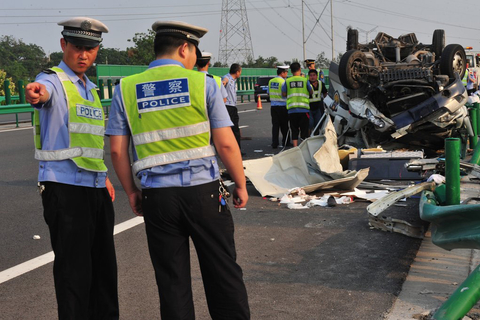 法院警車高速路上翻車 一名法官遇難