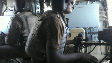 6月25日夜晚，护送直升机撤离的伊拉克军方武装人员。图片来源：受访人士