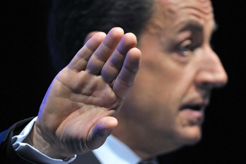 据中新网7月1日消息，据法新社援引法国司法部门消息称，7月1日，法国前总统萨科齐因贪腐相关的调查被拘留。报道称，反腐败调查员可以在未来的24小时内控制萨科齐的自由，对他进行问话。如果有必要的话，还可能再延长一天。法新社称，这一举动是史无前例的。