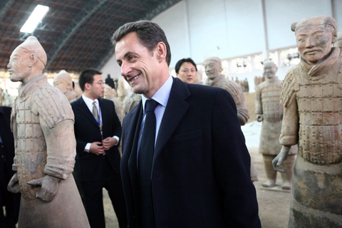 据中新网7月1日消息，据法新社援引法国司法部门消息称，7月1日，法国前总统萨科齐因贪腐相关的调查被拘留。报道称，反腐败调查员可以在未来的24小时内控制萨科齐的自由，对他进行问话。如果有必要的话，还可能再延长一天。法新社称，这一举动是史无前例的。