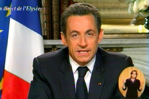 据中新网7月1日消息，据法新社援引法国司法部门消息称，7月1日，法国前总统萨科齐因贪腐相关的调查被拘留。报道称，反腐败调查员可以在未来的24小时内控制萨科齐的自由，对他进行问话。如果有必要的话，还可能再延长一天。法新社称，这一举动是史无前例的。