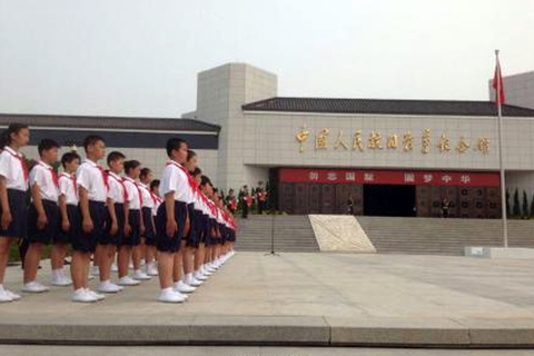 7月7日，据新华社“新华视点”微博报道，7月7日是全民族抗战爆发77周年纪念日。上午10时，习近平、俞正声等党和国家领导人来到中国人民抗日战争纪念馆，同1000多名各界代表一起参加纪念仪式。纪念馆正门上方，悬挂“勿忘国耻 圆梦中华”标语。解放军三军仪仗队持枪伫立、英姿威武。