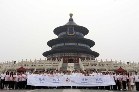 2014年7月7日，北京，李克强总理陪同德国总理默克尔参观了天坛公园，并与近百名出席中德语言年闭幕式的两国青少年交流。两国总理询问了孩子们学习对方语言文化的感受，鼓励他们好好学习，做中德友好的小使者。随后，两国总理参观了祈年殿，并在公园里并肩散步。    图片来源@央视新闻