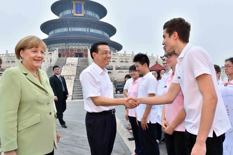 2014年7月7日，北京，李克强总理陪同德国总理默克尔参观了天坛公园，并与近百名出席中德语言年闭幕式的两国青少年交流。两国总理询问了孩子们学习对方语言文化的感受，鼓励他们好好学习，做中德友好的小使者。随后，两国总理参观了祈年殿，并在公园里并肩散步。    图片来源@央视新闻