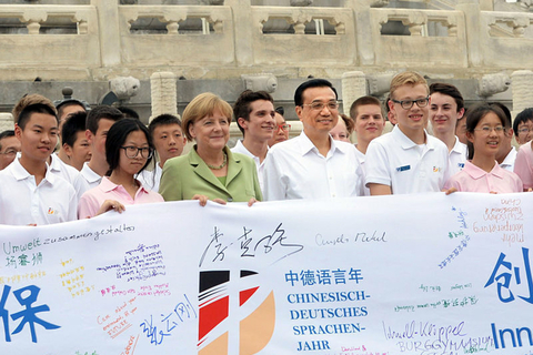 2014年7月7日，北京，李克强总理陪同德国总理默克尔参观了天坛公园，并与近百名出席中德语言年闭幕式的两国青少年交流。两国总理询问了孩子们学习对方语言文化的感受，鼓励他们好好学习，做中德友好的小使者。随后，两国总理参观了祈年殿，并在公园里并肩散步。    图片来源@央视新闻