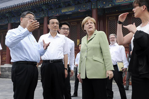 2014年7月7日，北京，李克强总理陪同德国总理默克尔参观了天坛公园，并与近百名出席中德语言年闭幕式的两国青少年交流。两国总理询问了孩子们学习对方语言文化的感受，鼓励他们好好学习，做中德友好的小使者。随后，两国总理参观了祈年殿，并在公园里并肩散步。    图片来源@央视新闻