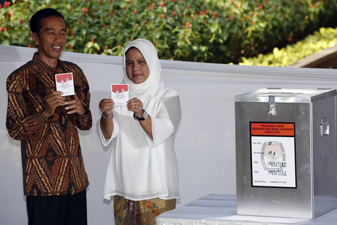 当地时间2014年7月9日，印尼总统大选开始投票，候选人佐科威和普拉博沃将竞争总统宝座。印尼总统候选人普拉博沃9日自行宣布在本次总统大选中获胜。此前，另一位总统候选人佐科威所属的政党9日宣布在该国总统大选中获胜。不过，普拉博沃拒绝承认落败。    CFP