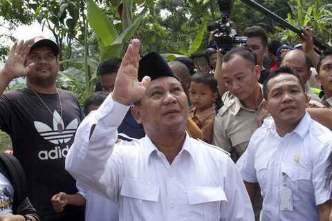 当地时间2014年7月9日，印尼总统大选开始投票，候选人佐科威和普拉博沃将竞争总统宝座。印尼总统候选人普拉博沃9日自行宣布在本次总统大选中获胜。此前，另一位总统候选人佐科威所属的政党9日宣布在该国总统大选中获胜。不过，普拉博沃拒绝承认落败。    CFP