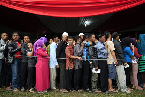 当地时间2014年7月9日，印尼总统大选开始投票，候选人佐科威和普拉博沃将竞争总统宝座。印尼总统候选人普拉博沃9日自行宣布在本次总统大选中获胜。此前，另一位总统候选人佐科威所属的政党9日宣布在该国总统大选中获胜。不过，普拉博沃拒绝承认落败。    CFP
