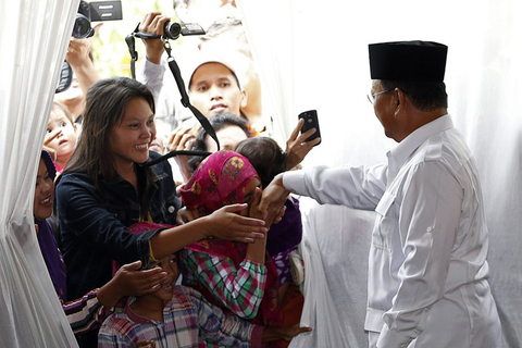 当地时间2014年7月9日，印尼总统大选开始投票，候选人佐科威和普拉博沃将竞争总统宝座。印尼总统候选人普拉博沃9日自行宣布在本次总统大选中获胜。此前，另一位总统候选人佐科威所属的政党9日宣布在该国总统大选中获胜。不过，普拉博沃拒绝承认落败。    CFP
