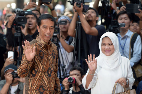 当地时间2014年7月9日，印尼总统大选开始投票，候选人佐科威和普拉博沃将竞争总统宝座。印尼总统候选人普拉博沃9日自行宣布在本次总统大选中获胜。此前，另一位总统候选人佐科威所属的政党9日宣布在该国总统大选中获胜。不过，普拉博沃拒绝承认落败。    CFP