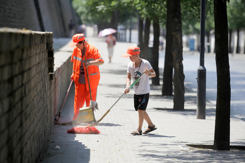 10岁男童帮环卫工父母扫马路