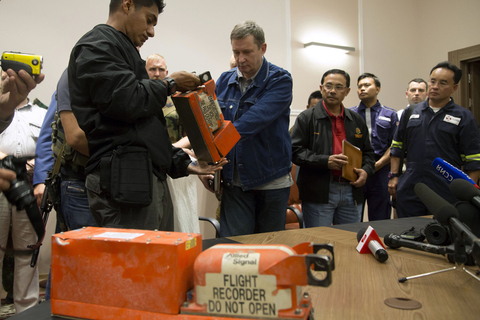 当地时间2014年7月22日，据国际文传电讯社报道，乌克兰东部民间武装领导人、“顿涅茨克人民共和国”总理博罗代将马航MH17航班客机黑匣子交给马来西亚方面。报道援引博罗代的话说，根据双方签署的交接备忘录，马方应该将黑匣子转交给国际民航组织专家。Dmitry Lovetsky/东方IC 