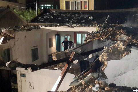 23日晚间，一架复兴航空高雄飞马公的客机在澎湖县湖西乡西溪村发生紧急迫降意外。造成48人死亡、15人轻重伤。