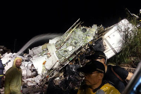 23日晚间，一架复兴航空高雄飞马公的客机在澎湖县湖西乡西溪村发生紧急迫降意外。造成48人死亡、15人轻重伤。