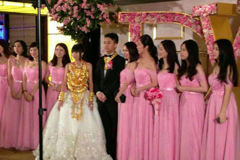 婚礼排场颇大，配了10名伴娘，新郎身穿西装，脖子上重叠佩戴了七八条金项链。     图片来源网络