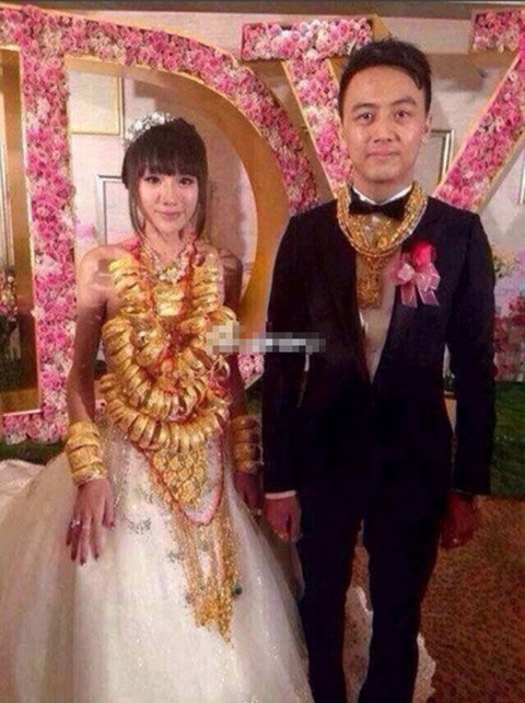 记者辗转拿到新娘父亲李先生的电话。电话中，李先生坦然承认网上婚礼图片“是我女儿”，他说，“他们喜欢(这样办婚礼)，我有很多外籍亲戚，我作为一个老头子有什么办法。”李先生表示，对于公开信息不存在什么问题，他曾任沙溪镇自来水公司总经理，目前已退休。     图片来源网络