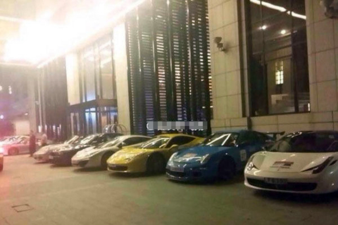 从网友微博中照片看，举办婚礼的酒店停车场阵容相当豪华，停满了各式豪车，其中不乏保时捷、法拉利、兰博基尼、玛莎拉蒂、奥迪等高档轿跑，多辆豪车均是尾号为3个8或3个6的“靓牌”。     图片来源网络