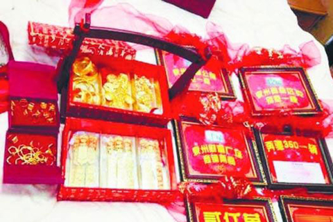 【晋江土豪嫁妆总价值近3亿元】晋江读者讲述当地一桩豪门婚宴。2012年11月，晋江某实业集团执行董事嫁女，在送给女儿的嫁妆中，包括1亿元现金和价值1亿元的股票，此外，还有一栋别墅、一辆劳斯莱斯和一辆奔驰车，嫁妆总价值近3亿元。     图片来源网络