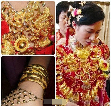 近日网传一组福建泉州新娘的嫁妆图，新娘不仅全身戴满黄金首饰，更传言手臂戴满金手镯是标配。曝光的嫁妆中，千万的别墅、聘金都“闪瞎”不少网友。     图片来源网络