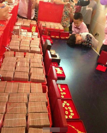 近日网传一组福建泉州新娘的嫁妆图，新娘不仅全身戴满黄金首饰，更传言手臂戴满金手镯是标配。曝光的嫁妆中，千万的别墅、聘金都“闪瞎”不少网友。     图片来源网络