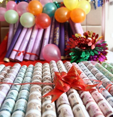 【天津土豪连体钞票做陪嫁】天津一“土豪”嫁女儿，别出心裁地采用近百筒连体钞票作为陪嫁现金，价值轻松过千万，让人大开眼界。据在场知情人士及众多网友爆料，新婚女方家底雄厚，陪嫁嫁妆除了天津富力中心、北京昌平等地的几处房产、上百万元的名车等，最让人惊叹的就是99筒整版钞，寓意“天长地久”，筒内装的每张都是未经过裁剪的、连在一起的真币。     图片来源网络