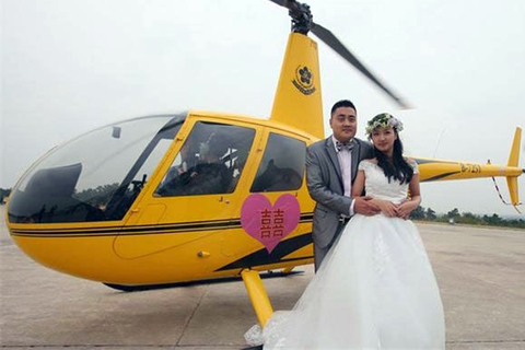 【直升机空中婚礼】一位“恐高”的新郎，为了实现新娘乘坐直升机的愿望，给了新娘一个惊喜的“空中婚礼”，两人乘坐直升机，环绕老山一圈，还在直升机上交换戒指，许下了相伴一生的誓约。不过，这场空中婚礼可不便宜，算上直升机和场地的费用，再加其他周边费用，1个多小时花费近20万元。     图片来源网络