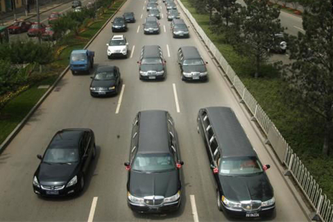 【奢华豪车接亲】浙江东阳的一位“土豪”，订婚礼金数更是达到1080万，除此之外还动用9辆劳斯莱斯，奢华礼金再一次让网友大开眼界。     图片来源网络