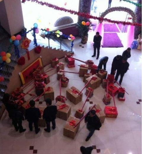 【担挑888万现金提亲】11月12日，浙江义乌小伙挑着888万现金去提亲，受到全国广泛的关注。其实在同一天，南京也出现了一支相当“土豪”的队伍，两辆劳斯莱斯、两辆玛莎拉蒂、3辆法拉利，还有兰博基尼、宾利、路虎等等，一列总价超过5000万元的婚车队伍出现在街头，顿时引起了很多人的围观。     图片来源网络