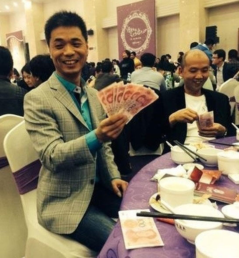 【婚宴上的百元大菜】福州的一家土豪婚礼的婚宴上，最后的压桌菜是百元大钞，每个在座的宾客都分到了几百块，此消息一出很多当地的网友表示这样的婚礼都还不算十分的“土豪”一些地方的婚礼很多都之间给宾客发钱，甚至还有压桌菜上金条和美元的，这些都是当地特有的现象。     图片来源网络