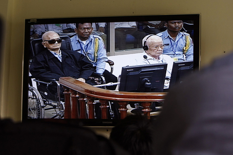 当地时间2014年8月7日，柬埔寨金边，红色高棉前领导人乔森潘和农谢出庭受审。 东方IC