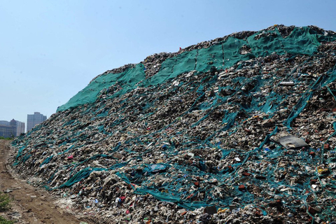 石家庄现30米高垃圾堆