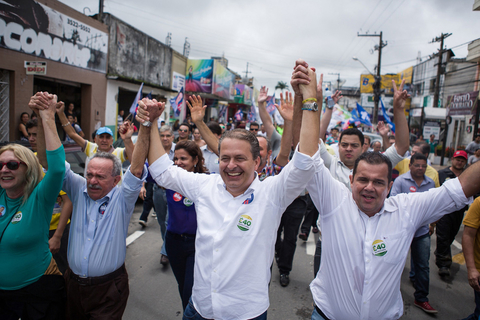 当地时间8月13日上午，巴西总统候选人爱德华多·坎波斯的私人飞机因恶劣天气坠毁在圣保罗东南部小城桑托斯，包括坎波斯在内的7人全部遇难。