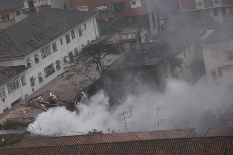 当地时间8月13日上午，巴西总统候选人爱德华多·坎波斯的私人飞机因恶劣天气坠毁在圣保罗东南部小城桑托斯，包括坎波斯在内的7人全部遇难。