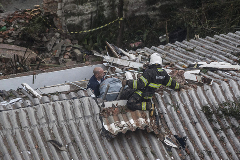 当地时间8月13日上午，巴西总统候选人爱德华多·坎波斯的私人飞机因恶劣天气坠毁在圣保罗东南部小城桑托斯，包括坎波斯在内的7人全部遇难。