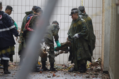 当地时间8月13日上午，巴西总统候选人爱德华多·坎波斯的私人飞机因恶劣天气坠毁在圣保罗东南部小城桑托斯，包括坎波斯在内的7人全部遇难。