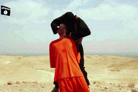 据最新消息，在ISIS公布的题为“ISIS给美国的信”视频中，于2012年11月在叙利亚被绑架失踪的美国记者James Foley被处以斩首之刑。